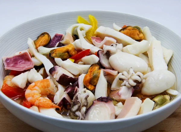 Plato Blanco Ensalada Mediterránea Mixta Mariscos Sobre Mesa Madera — Foto de Stock