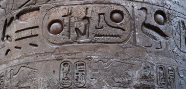 Karnak Tapınağı'ndaki eski bir sütunun yakın çekimi, Mısır