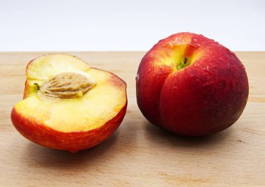 Ahşap arka planda izole edilmiş taze şeftali 