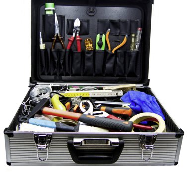 Beyaz arka planda araçlar ile metal araç kutusu