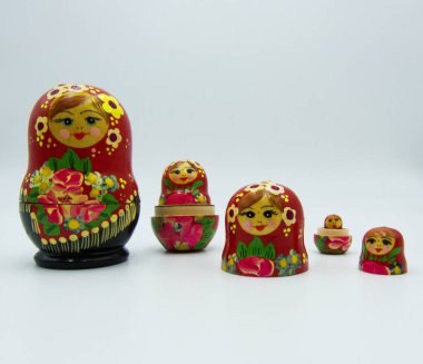 Matruşka bebeği beyaz arkaplanda izole edilmiş. 