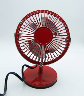 Beyaz arka planda izole edilmiş kırmızı mini fan