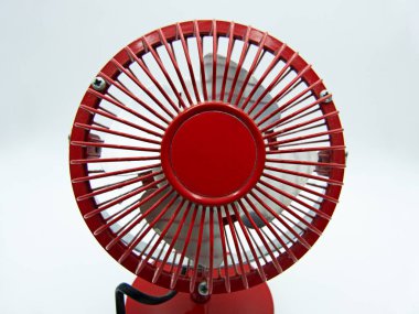 Beyaz arka planda izole edilmiş kırmızı mini fan