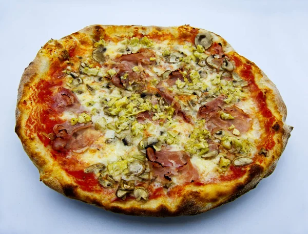 Pizza Capricciosa Pizza Alla Capricciosa Comida Tradicional Italiana Sobre Fundo — Fotografia de Stock