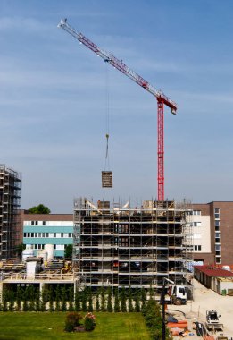 Kule vinç Bologna, İtalya bir şantiyede çalışıyor