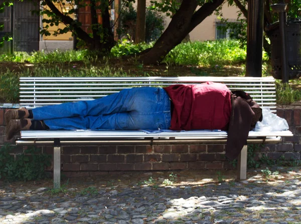 Hombre Está Durmiendo Banco Parque Bolonia Italia —  Fotos de Stock