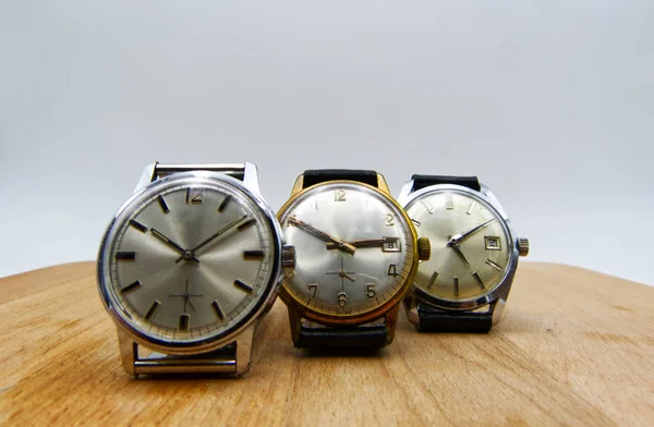 Ensemble Trois Montres Design Classique Isolées Sur Fond Blanc — Photo