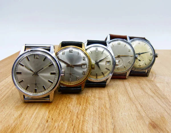 Conjunto Cinco Relógios Design Clássico Isolado Sobre Fundo Branco — Fotografia de Stock