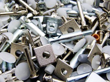 Çeşitli vidaların, somunların, cıvataların, yıkamaların, kapakların yakın çekim