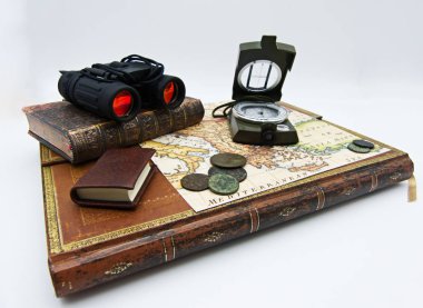 Pusula, dürbün ve vintage harita, beyaz arka plan üzerinde eski kitap