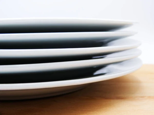 Stapel Weißer Teller Auf Holztisch Weißer Hintergrund — Stockfoto