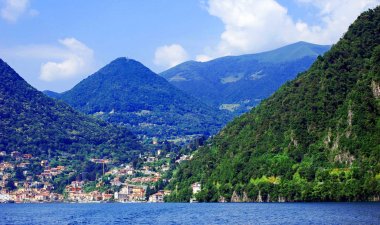 Como Gölü'nde yelken, panoramik manzara. Lombardiya, İtalya 