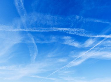 Montegrotto üzerinde mavi gökyüzünde Chemtrails, Padua, İtalya