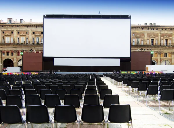 Cine Aire Libre Pantalla Proyección Blanca Sillas Vacías Piazza Maggiore — Foto de Stock