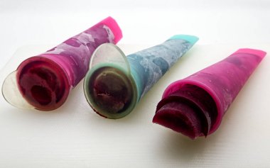 Ev yapılmış dondurulmuş dondurma, silikon kalıp, beyaz arka planda izole