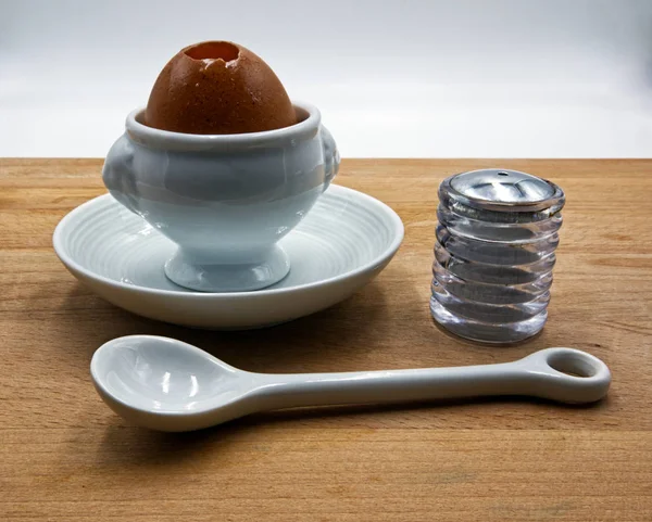 Coque Ägg Vit Keramik Ägg Kopp Sked Och Salt Shaker — Stockfoto