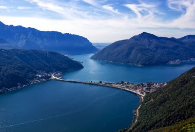 Monte San Salvatore'den Lugano Gölü'nün panorama görünümü. İsviçre'de Lugano gölü üzerinde Köprü