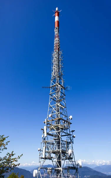 在瑞士卢加诺圣萨尔瓦托山上空设有天线的电信塔 — 图库照片