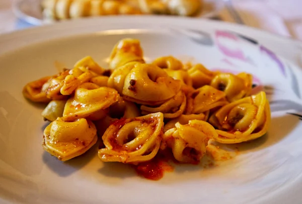 トマトソースの肉とトルテリーニ トルテリーニ 伝統的なイタリアンパスタ — ストック写真