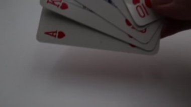 Poker oyunu. Elinde kartlarla erkek kumarbazlar poker oynuyor. Kumar konsepti, beyaz arka planda izole.. 