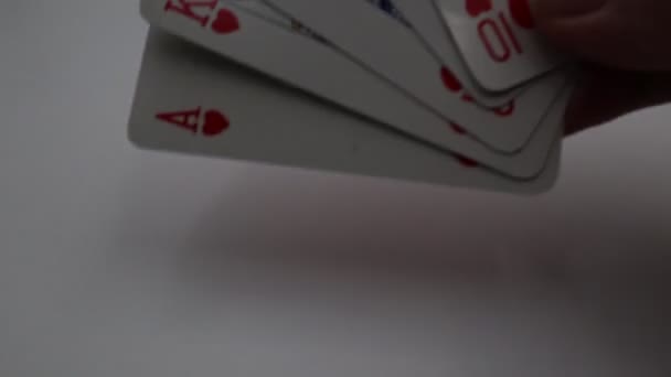 ポーカーゲーム 男性ギャンブラーは手札付きポーカー ギャンブルの概念は 白い背景に隔離された — ストック動画