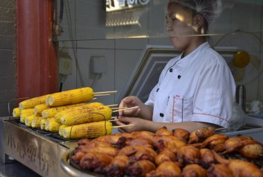 Pekin / Çin - 1 Haziran 2017: Çin Mahallesi'ndeki geleneksel Pekin açık hava pazarı. Wangfujing gıda sokak.