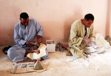 Luxor / Thebes, Mısır - 11 Mayıs 2008 - Alabaster öğeleri üzerinde çalışan bir atölyede Alabaster işçiler