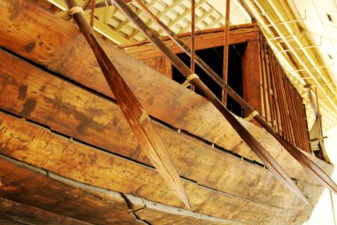 Kahire / Mısır, Giza - 7 Mayıs 2008. Eski Mısır Güneş Teknesi. Khufu güneş gemisi