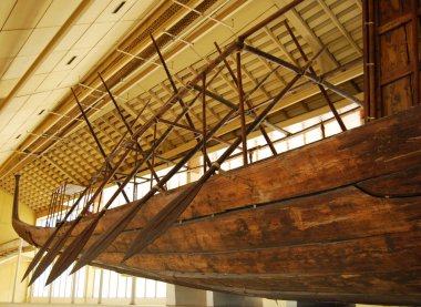 Kahire / Mısır, Giza - 7 Mayıs 2008. Eski Mısır Güneş Teknesi. Khufu güneş gemisi