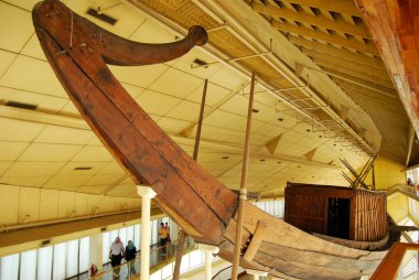 Kahire / Mısır, Giza - 7 Mayıs 2008. Eski Mısır Güneş Teknesi. Khufu güneş gemisi