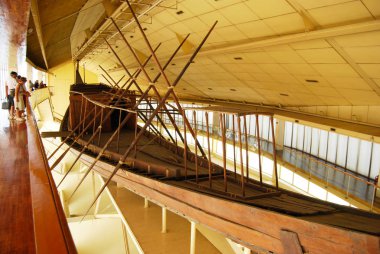 Kahire / Mısır, Giza - 7 Mayıs 2008. Eski Mısır Güneş Teknesi. Khufu güneş gemisi