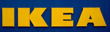 Casalecchio / Bologna, İtalya - 22 Ağustos 2019: Ikea logosu. Ikea İsveçli uluslararası bir şirkettir. Casalecchio, Bologna'da bulunan binasında şirket logosu.