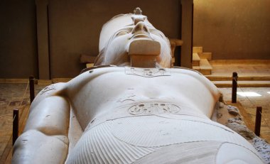 Kahire / Memphis, Mısır - 7 Mayıs 2008: Ramesses Ii Heykeli Memphis, Kahire City, Mısır