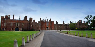 Richmond-Upon-Thames / Londra, İngiltere, İngiltere - 30 Haziran 2014: Hampton Court Kraliyet Sarayı. Henry Viii residence, Londra.  
