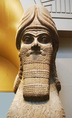 Londra / İngiltere İngiltere - 22 Ağustos 2008: Antik Asur heykelleri. Babil şehrinin kapılarının bir parçası. Aslanların kapıları. Londra British Museum