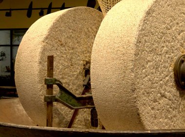 Bologna / İtalya - 30 Ağustos 2019: Fico Eataly World. Fico, dünyanın en büyük parklarından biri olan tarım ürünleri sektörüne ve gastronomiye adanmış bir tema parkıdır. Antik zeytinyağı üretim makineleri.