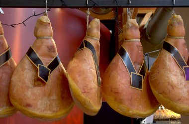 Bologna / İtalya - 30 Ağustos 2019: Fico Eataly World. Fico, dünyanın en büyük lerinden biri olan tarım ürünleri sektörüne ve gastronomiye adanmış bir tema parkıdır. İtalyan geleneksel jambon sezon asılı.  