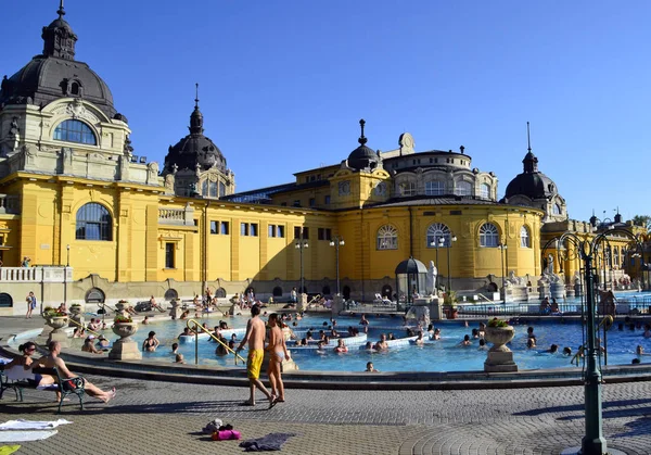 Budapeşte / Macaristan - 12 Temmuz 2012: Szechenyi termal banyosu. Szechenyi Avrupa'nın en iyi ve en büyük spa banyolarından biridir. 