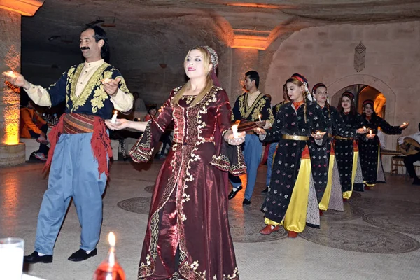 阿瓦诺斯 土耳其 2013年4月25日 传统土耳其舞者在当地餐厅为游客跳舞 — 图库照片