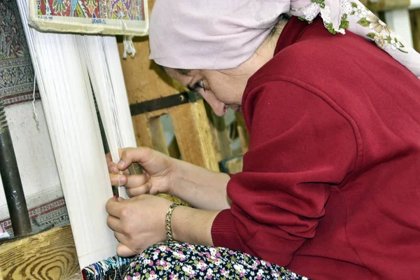 Kapadokya / Türkiye - 26 Nisan 2013: Türkiye'de halı manifacture için ipekböceği kullanan kadın