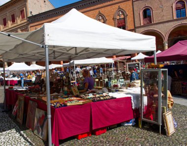 Bologna / İtalya - 7 Eylül 2019: Antika Pazarı, Mercato Antiquario di Bologna, St. Stephens Bazilikası'nın önündeki meydanda ve yakındaki sokaklarda geçiyor. Mercato di Piazza Santo Stefano, Bologna eski meydanı, İtalya.