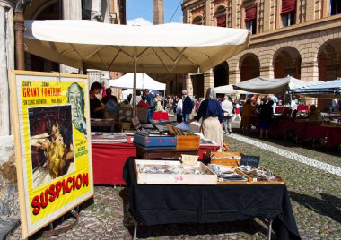 Bologna / İtalya - 7 Eylül 2019: Antika Pazarı, Mercato Antiquario di Bologna, St. Stephens Bazilikası'nın önündeki meydanda ve yakındaki sokaklarda geçiyor. Mercato di Piazza Santo Stefano, Bologna eski meydanı, İtalya.