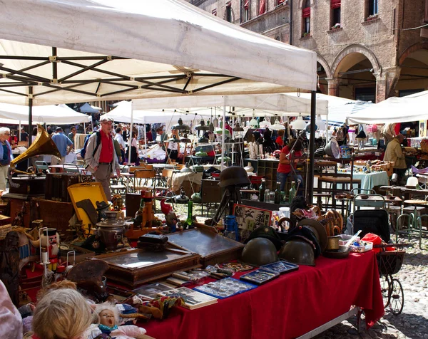 博洛尼亚 意大利 2019年9月7日 古玩市场 博洛尼亚古玩市场 在圣斯蒂芬斯大教堂和附近街道前的广场上举行 圣斯特凡诺广场 意大利博洛尼亚老广场 — 图库照片