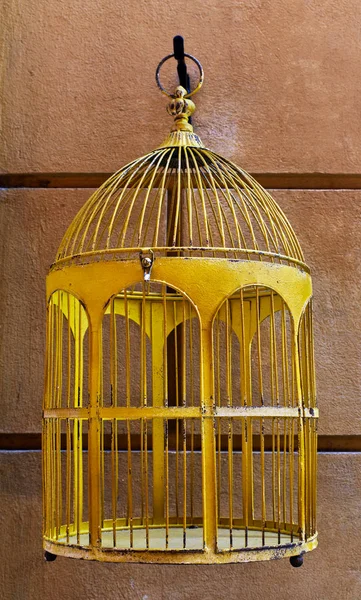 Een Gele Metalen Vogelkooi Opknoping Muur — Stockfoto