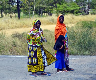 Mombasa / Kenya, Afrika - 25 Ocak 2018: Genç bir kızla yürüyen Afrikalı kadınlar.