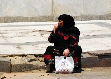 Kahire / Mısır, Afrika - 6 Mayıs 2008: Kahire, Mısır Han Al khalili tarihi Pazarında Yerliler ve turistler.