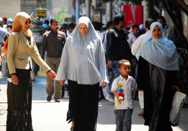 Kahire / Mısır, Afrika - 6 Mayıs 2008: Kahire, Mısır Han Al khalili tarihi Pazarında Yerliler ve turistler.