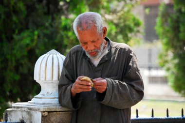 Kahire / Mısır, Afrika - 6 Mayıs 2008: Kahire, Mısır Han Al khalili tarihi Pazarında Yerliler ve turistler.
