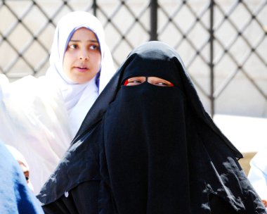 Kahire / Mısır, Afrika - 6 Mayıs 2008: Kahire, Mısır Han Al khalili tarihi Pazarında Yerliler ve turistler.