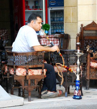 Kahire / Mısır, Afrika - 6 Mayıs 2008: Kahire, Mısır Han Al khalili tarihi Pazarında Yerliler ve turistler.